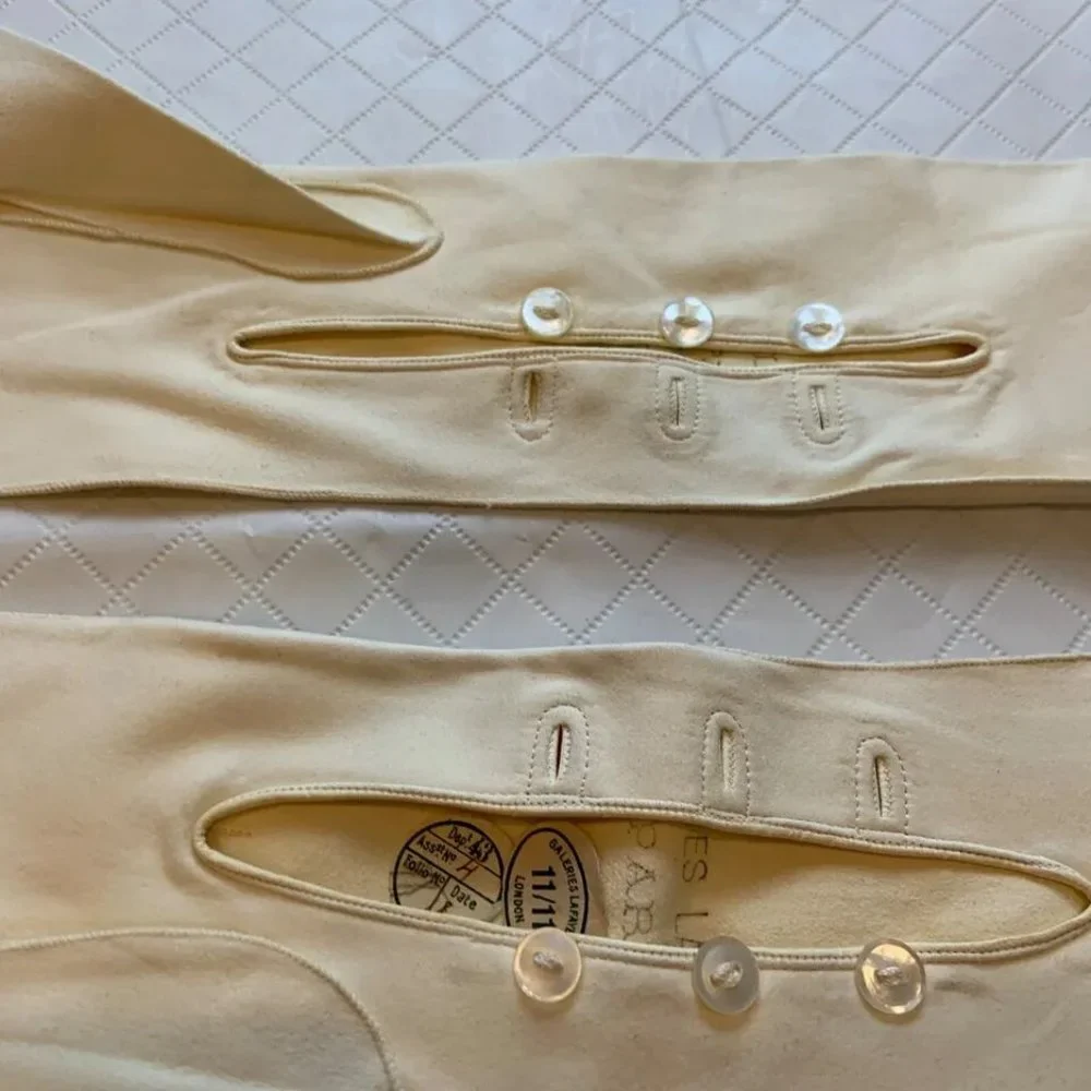 Vintage Galeries Lafayette Grand Prix Paris Suede Extra White Gloves